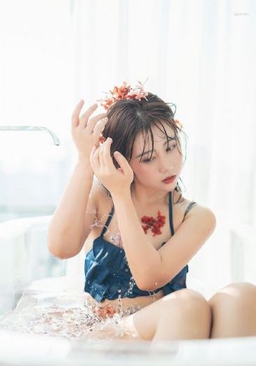 鬓边不是海棠红
