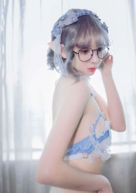 丰满的秘书年轻胸大的秘书