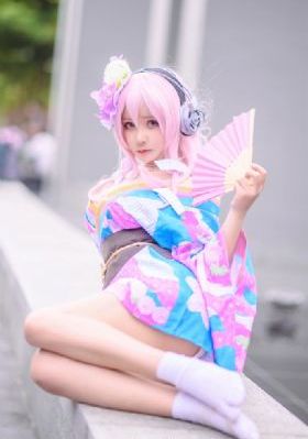 他趴在两腿中间舔我高潮的视频